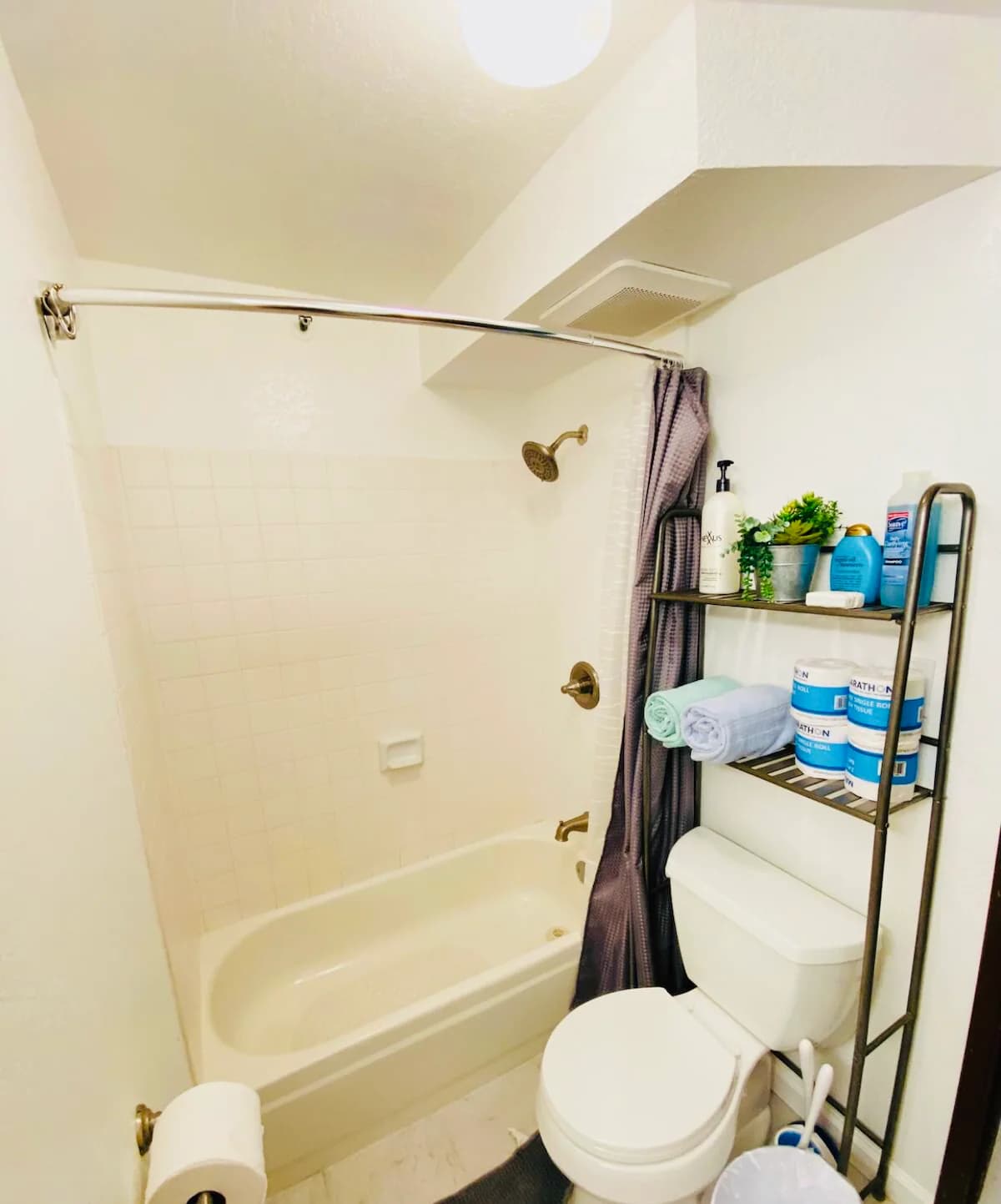 Condo in Honolulu · ★4.58 · 2 bedrooms · 3 beds · 2 baths - Image 11
