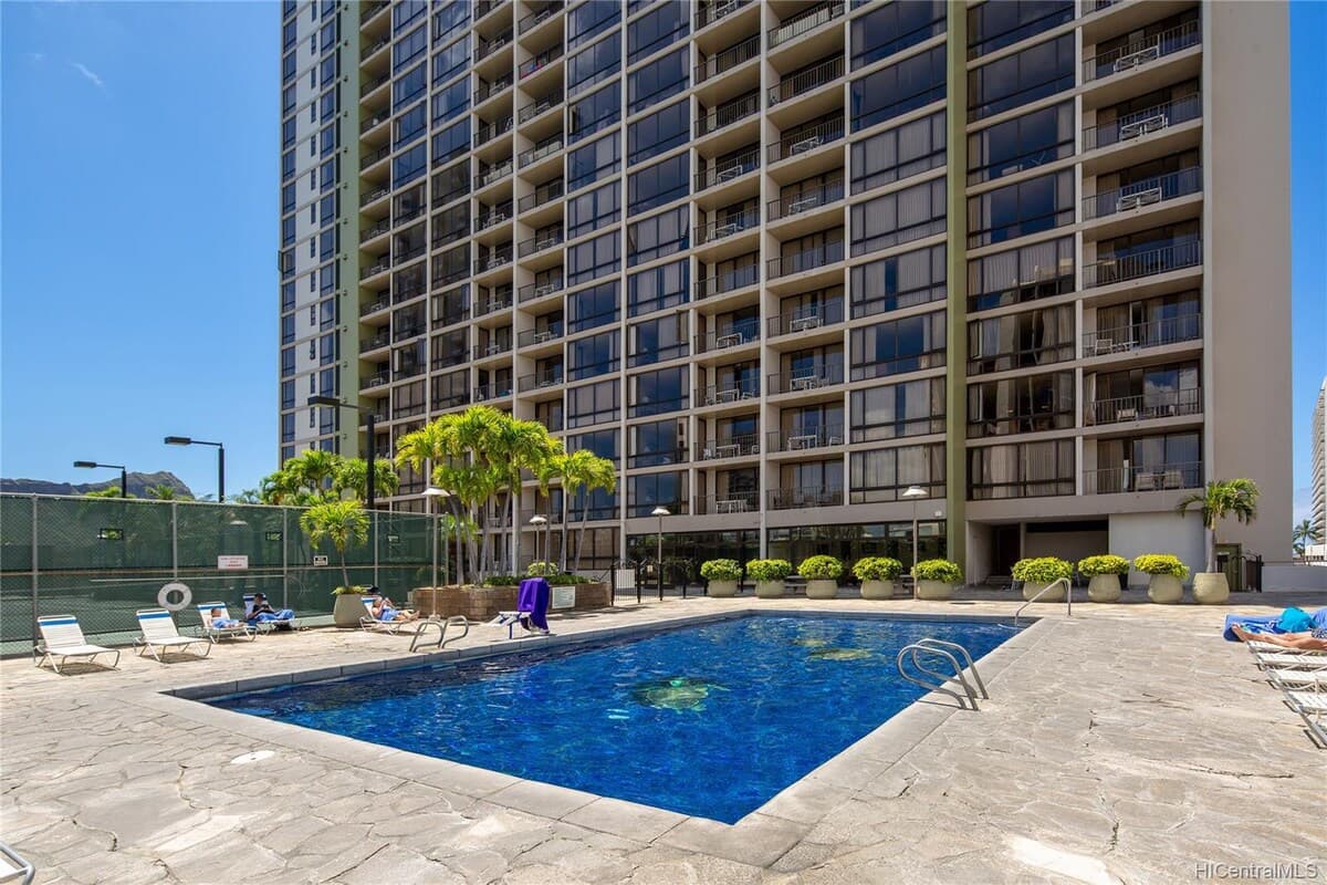 Condo in Honolulu · ★4.53 · 1 bedroom · 3 beds · 1 shared bath - Image 15