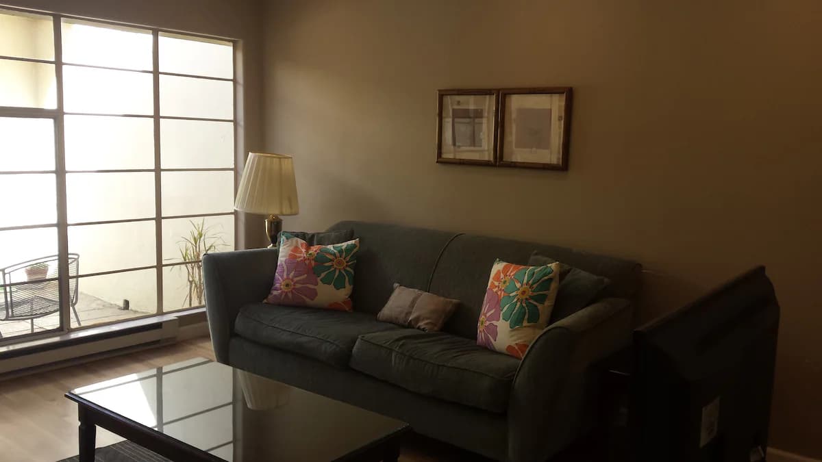 Home in Palo Alto · ★4.16 · 2 bedrooms · 3 beds · 1.5 baths - Image 25