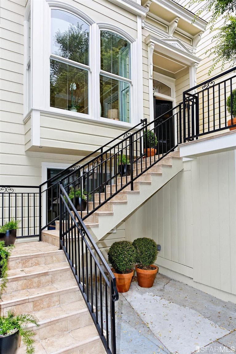 Elegant Victorian in Pacific Heights w/ Garden - Photo 2