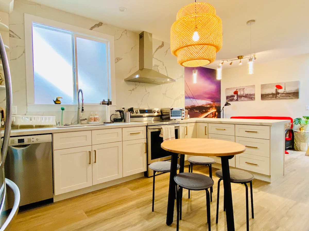 Home in Daly City · ★4.88 · 5 bedrooms · 8 beds · 2 baths - Image 19