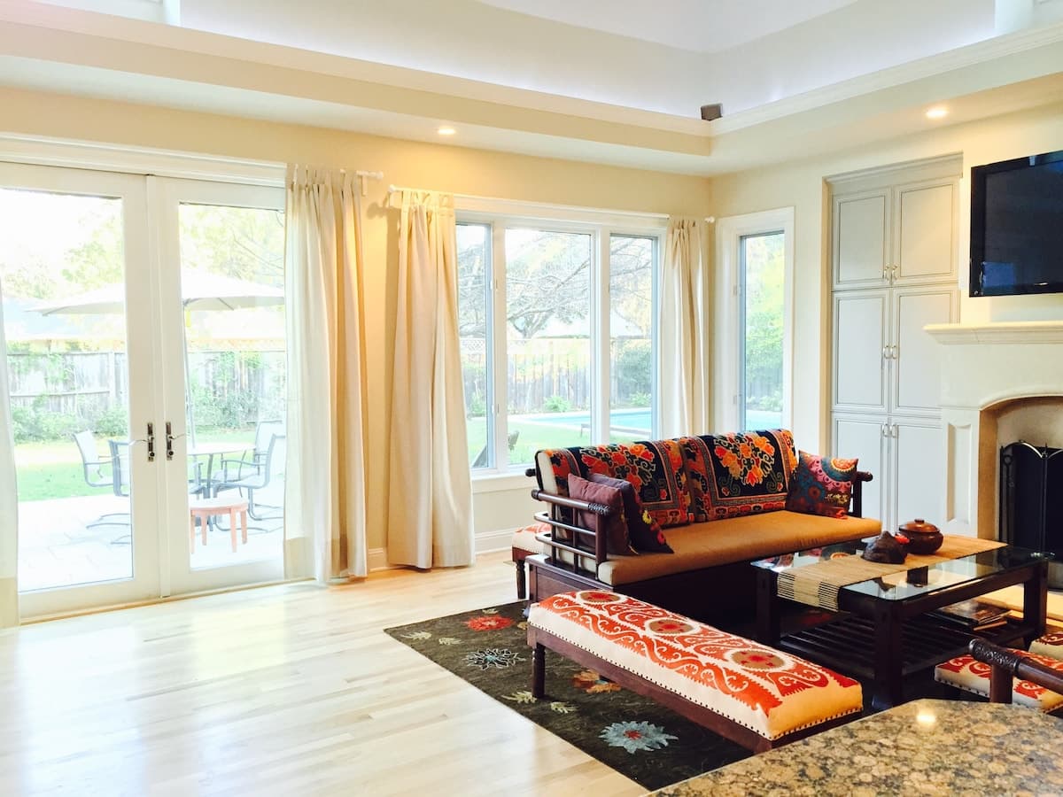 Home in Menlo Park · ★4.84 · 5 bedrooms · 6 beds · 4.5 baths - Image 1