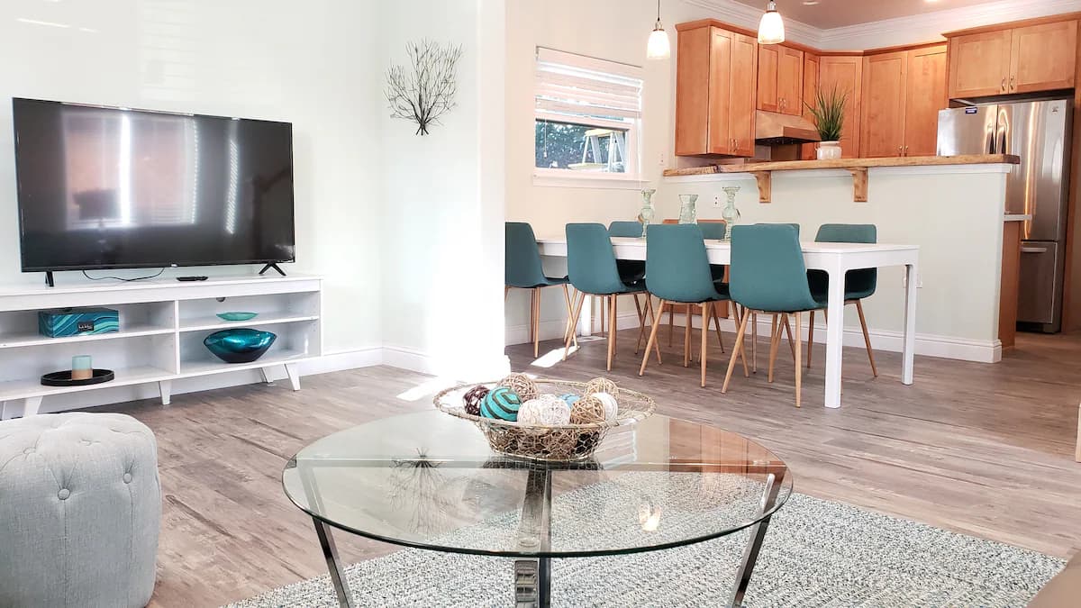 Home in Mountain View · ★4.79 · 3 bedrooms · 4 beds · 2.5 baths - Image 2