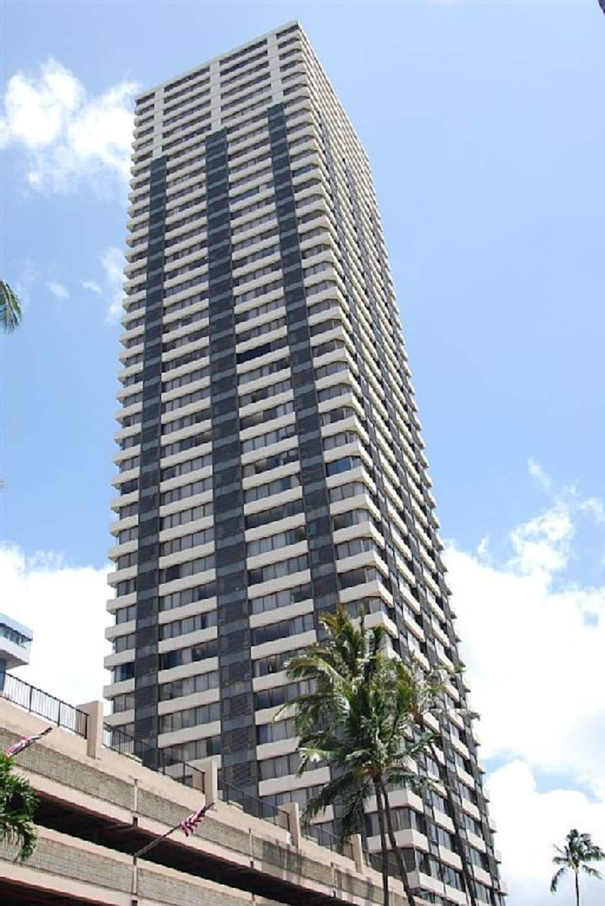 Condo in Honolulu · ★4.73 · Studio · 1 bed · 1 private bath - Image 8