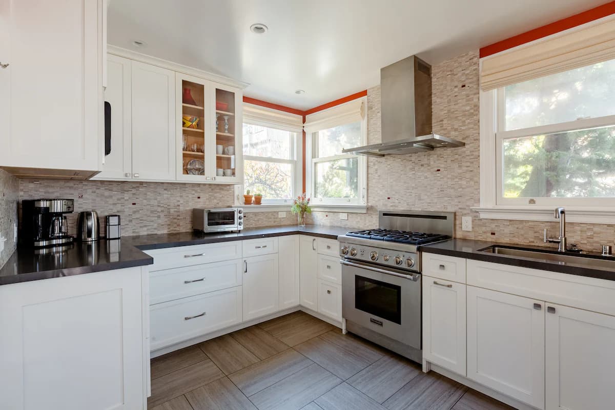 Noe Valley Victorian w/ Chef's Kitchen & Yard - Photo 11