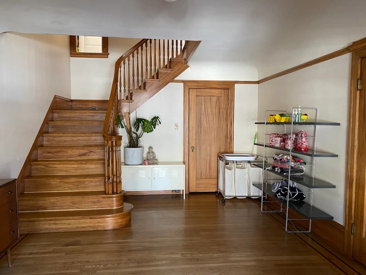 Spacious Modern Home with Fireplace & Free Parking - Photo 18