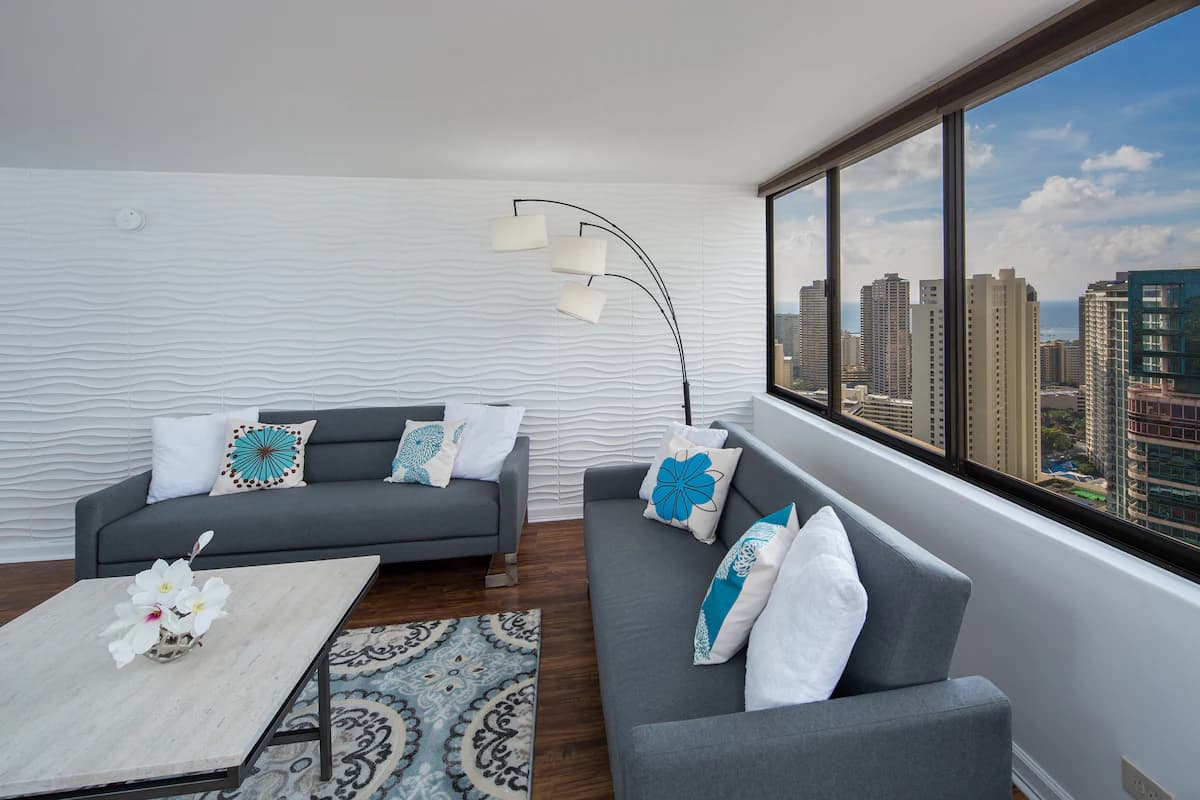 Condo in Honolulu · ★4.58 · 2 bedrooms · 5 beds · 2 private baths - Image 8