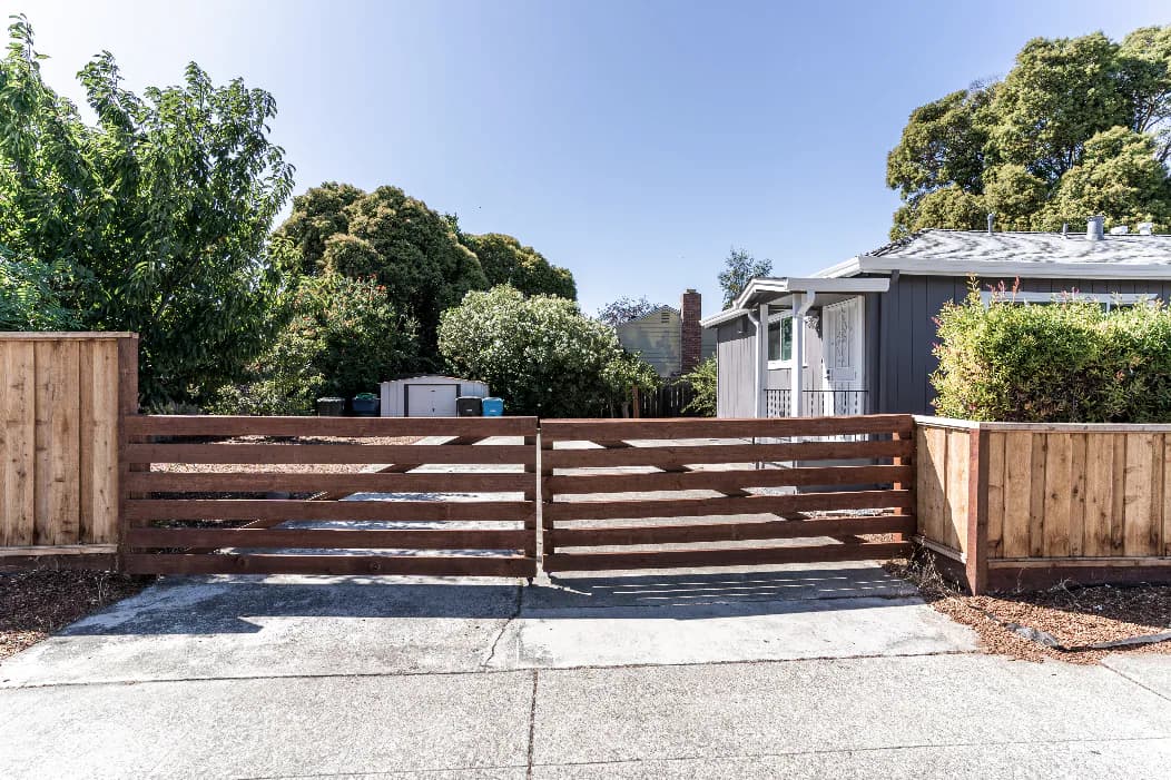 Home in East Palo Alto · ★4.94 · 4 bedrooms · 4 beds · 2.5 baths - Image 76