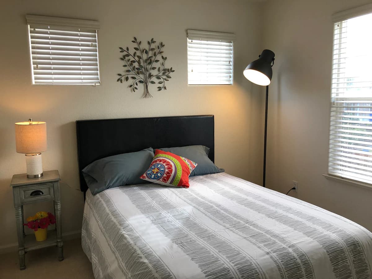 Home in East Palo Alto · ★4.79 · 4 bedrooms · 5 beds · 2.5 baths - Image 24