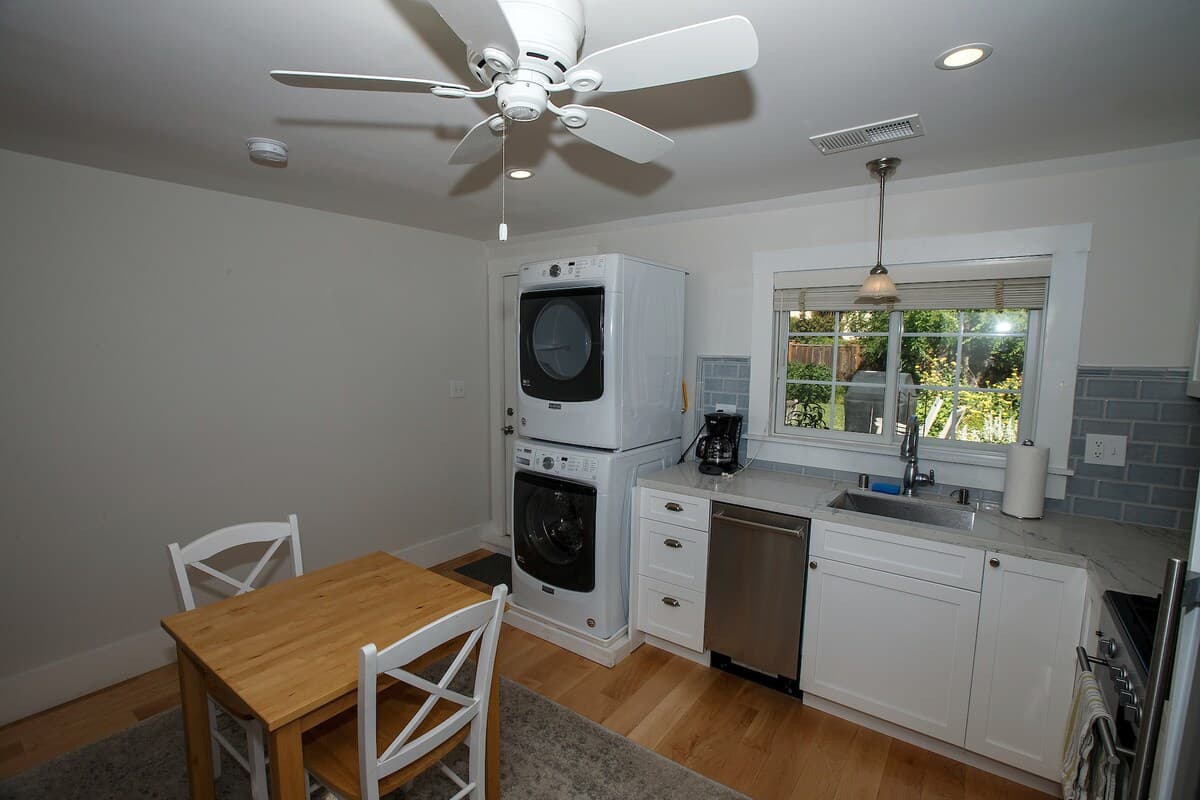 Guesthouse in Menlo Park · ★4.94 · 1 bedroom · 2 beds · 1 bath - Image 14