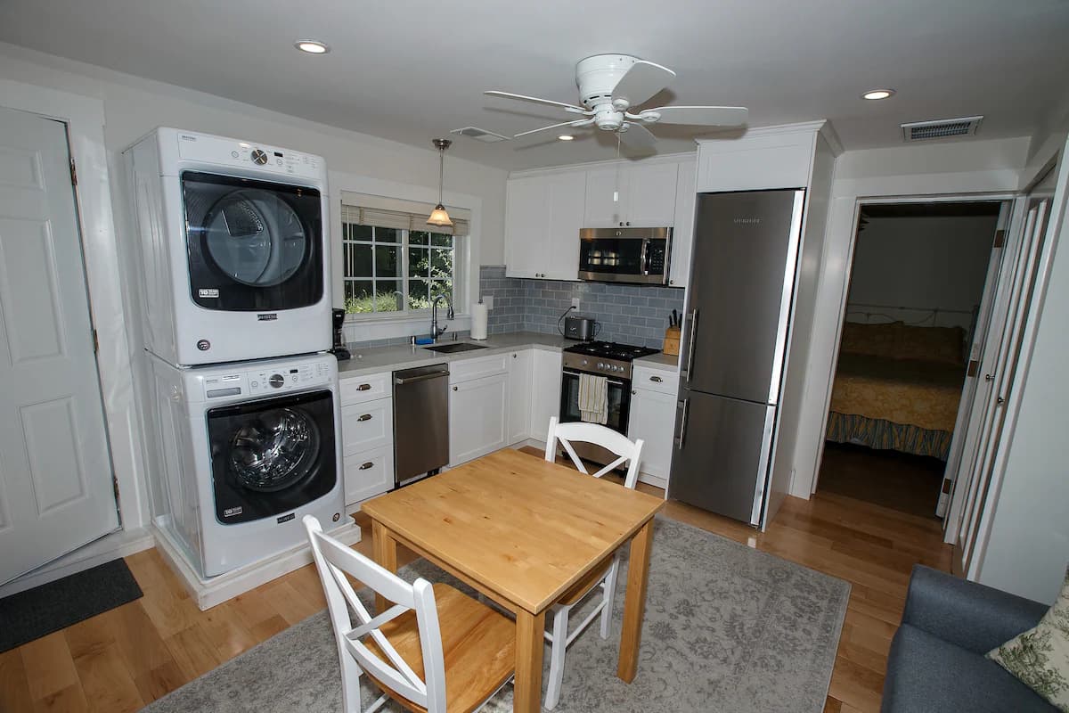 Guesthouse in Menlo Park · ★4.94 · 1 bedroom · 2 beds · 1 bath - Image 13