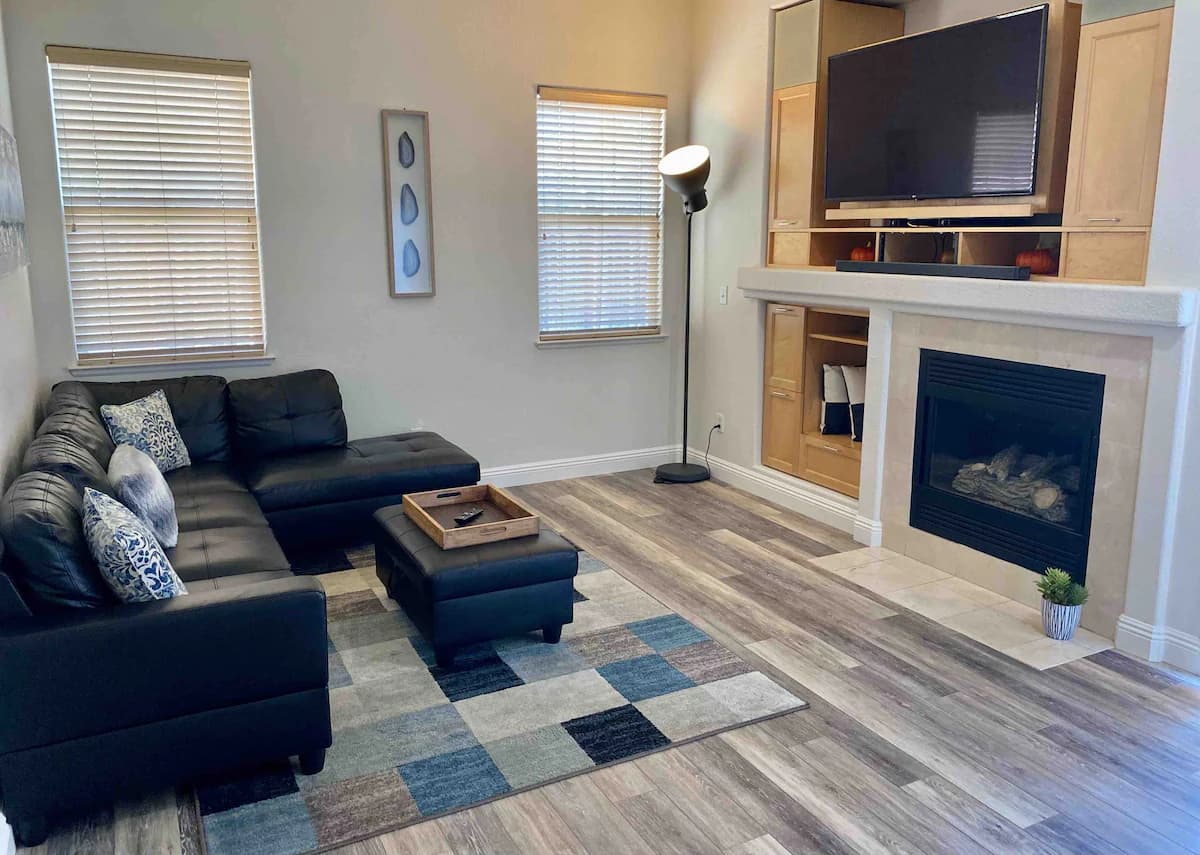 Home in East Palo Alto · ★4.79 · 4 bedrooms · 5 beds · 2.5 baths - Image 11