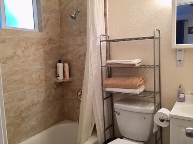 Home in Redwood City · ★4.85 · 3 bedrooms · 4 beds · 2 baths - Image 10