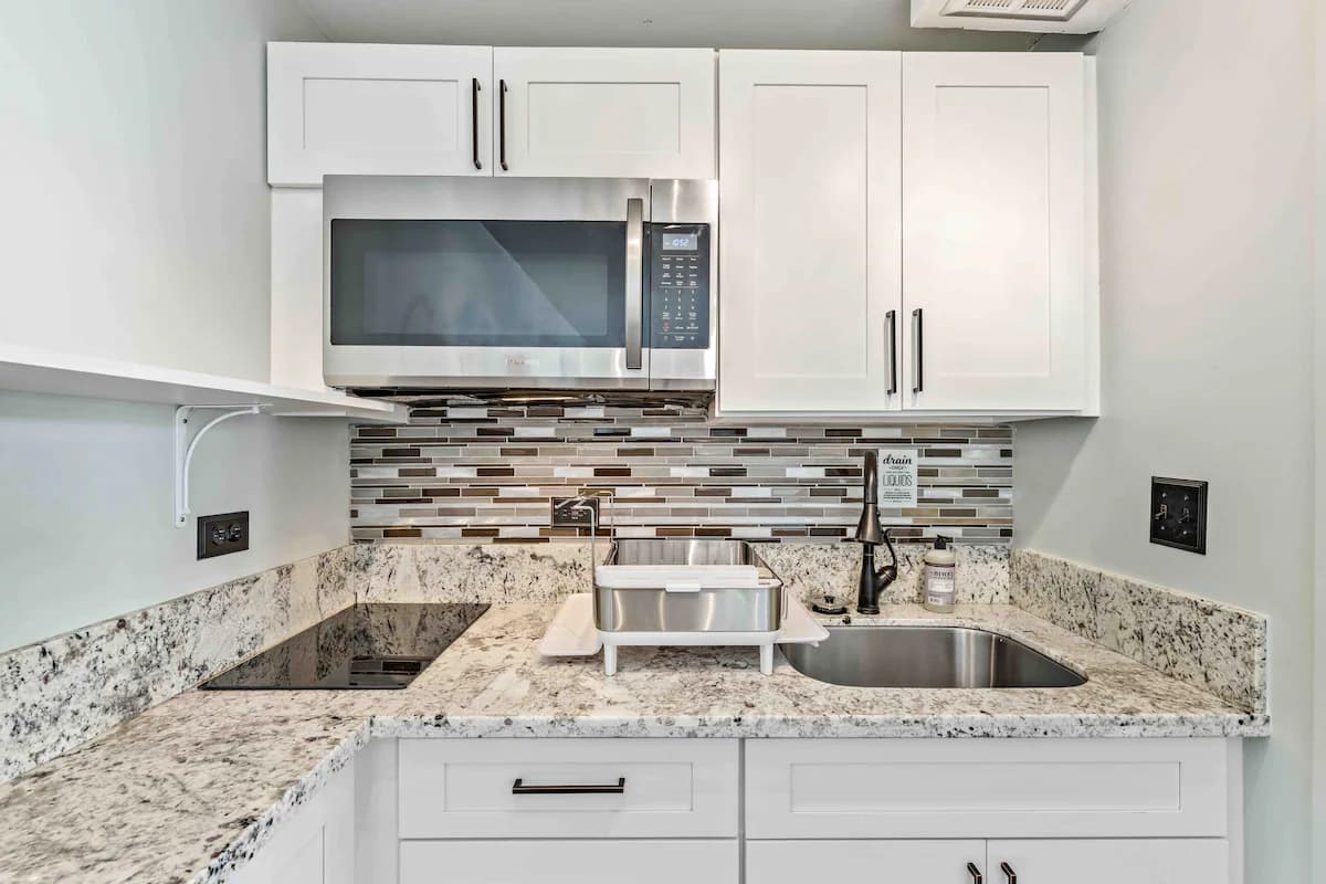 Condo in Honolulu · ★4.83 · Studio · 2 beds · 1 bath - Image 7