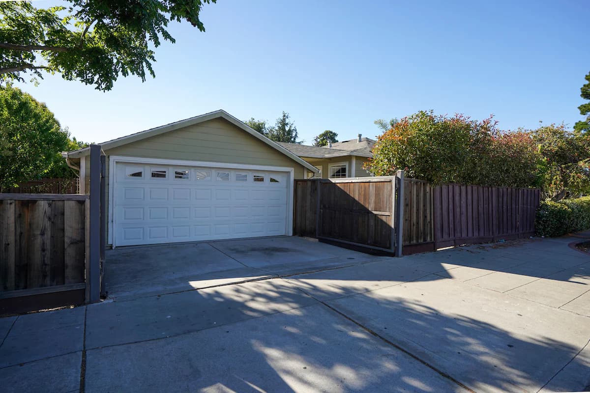 Home in Redwood City · ★4.8 · 3 bedrooms · 4 beds · 2 baths - Image 22