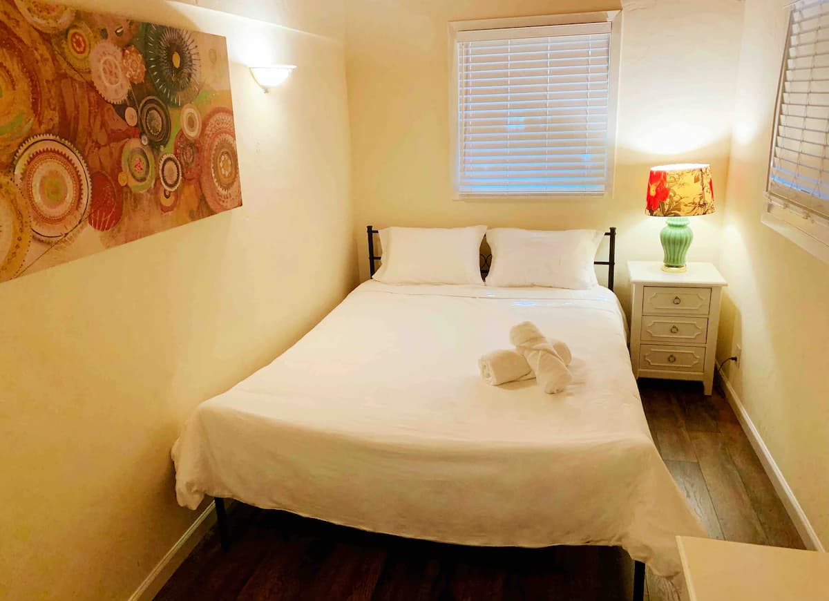Home in Palo Alto · ★4.8 · 2 bedrooms · 3 beds · 1 bath - Image 9