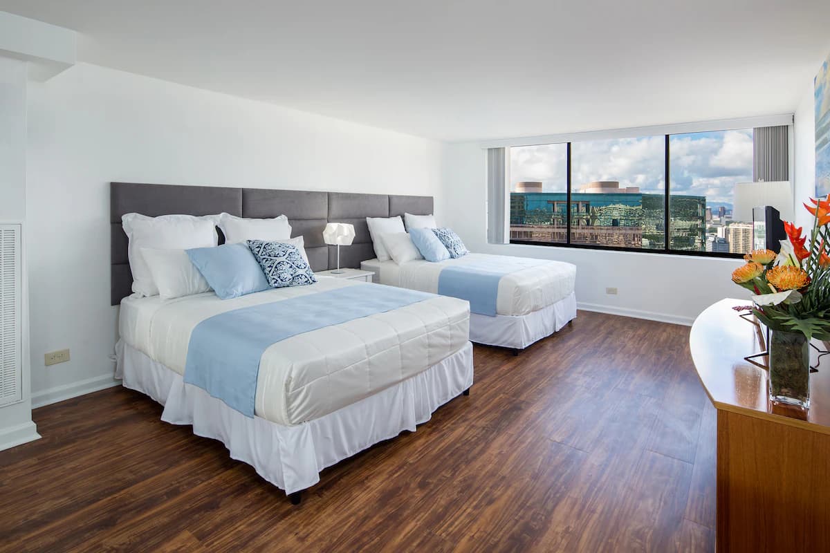 Condo in Honolulu · ★4.58 · 2 bedrooms · 5 beds · 2 private baths - Image 10
