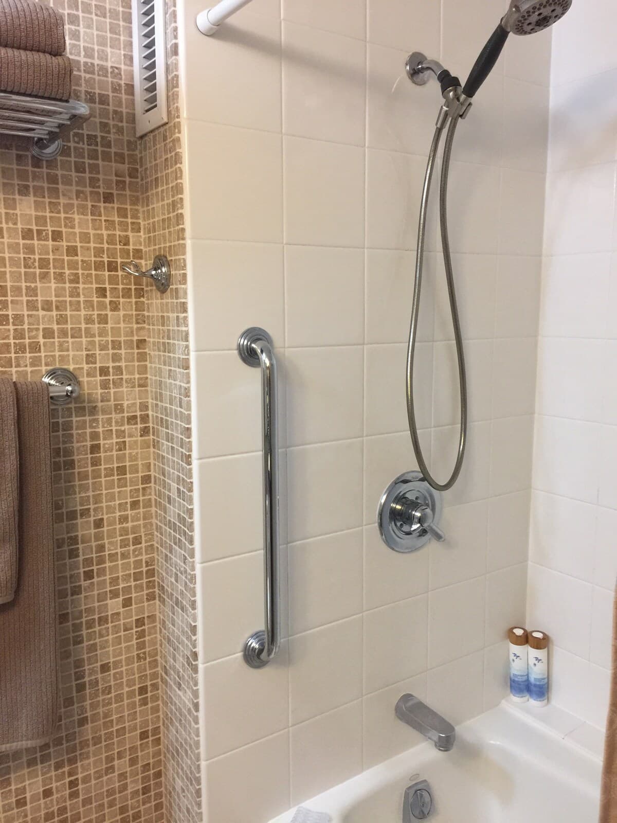 Condo in Honolulu · ★4.79 · Studio · 1 bed · 1 shared bath - Image 12
