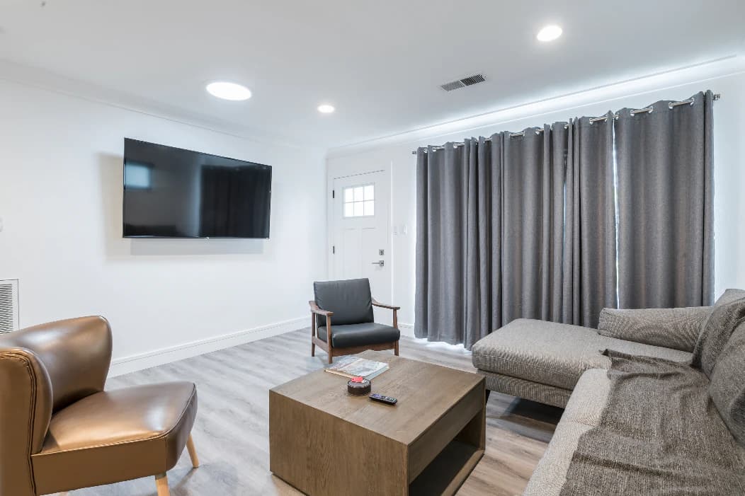 Home in East Palo Alto · ★4.94 · 4 bedrooms · 4 beds · 2.5 baths - Image 3