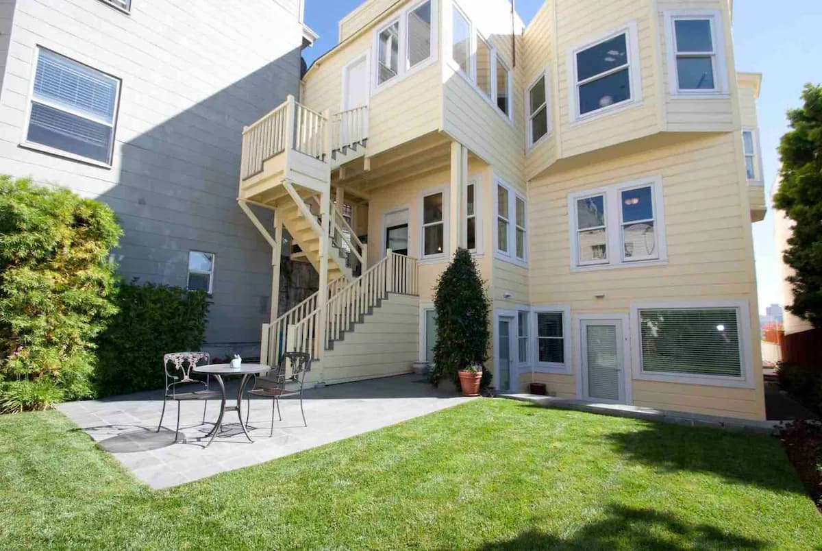 Private 2BR with 1000ft² Rooftop & 360 Views - Photo 28