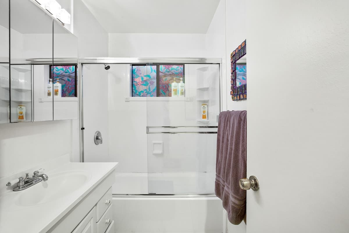 Home in Menlo Park · ★4.67 · 2 bedrooms · 2 beds · 1 bath - Image 19