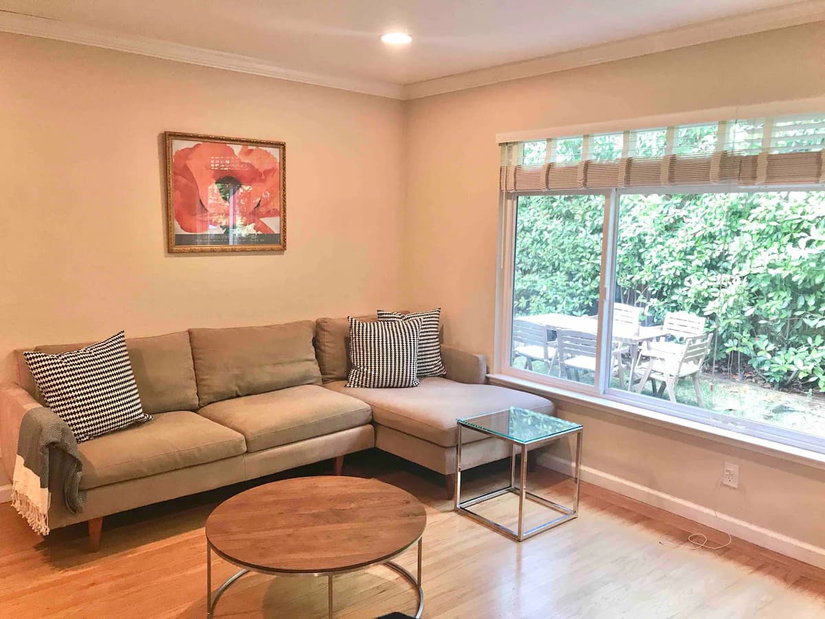 Home in Palo Alto · ★4.75 · 2 bedrooms · 4 beds · 1 bath - Image 4