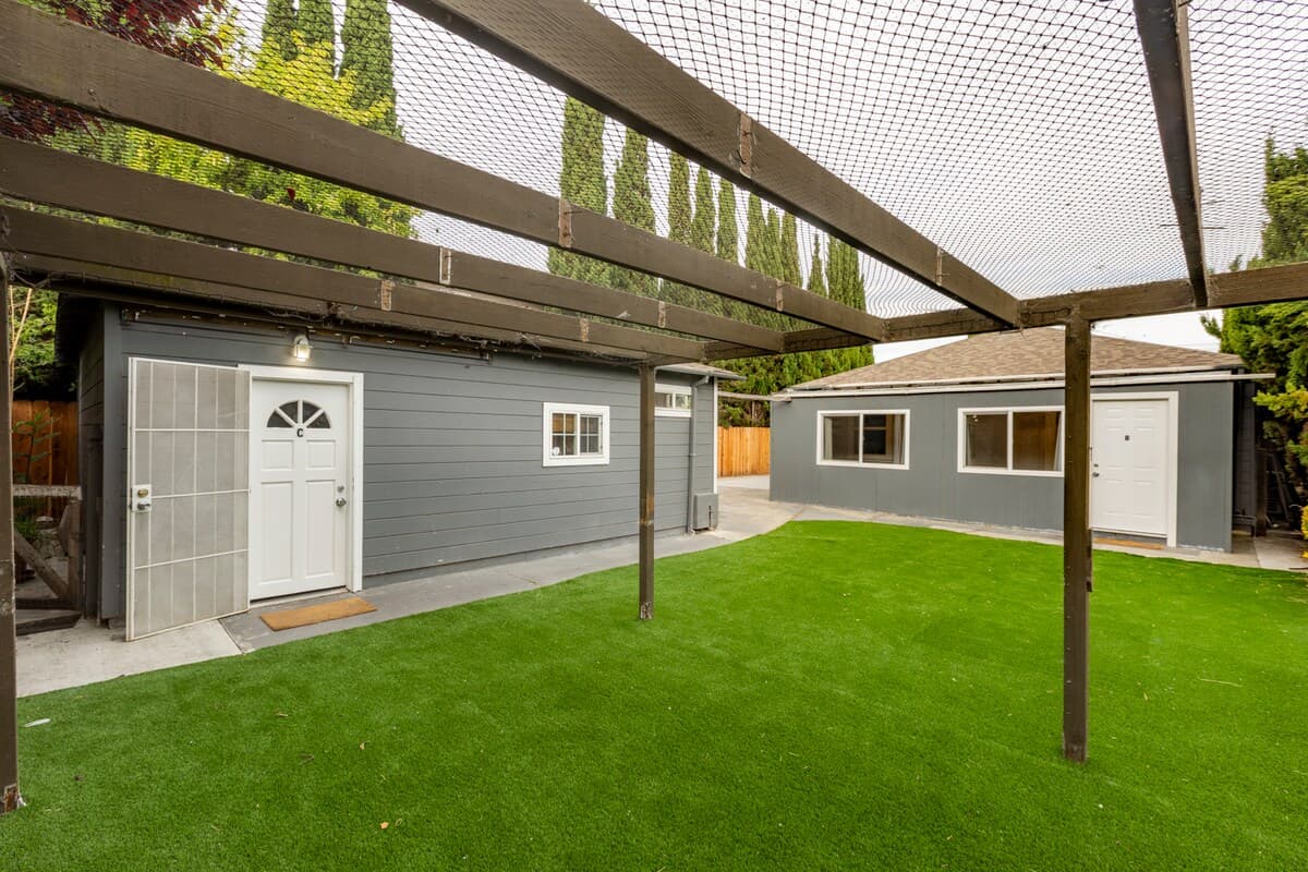 Home in Redwood City · ★4.6 · 3 bedrooms · 5 beds · 2 baths - Image 13