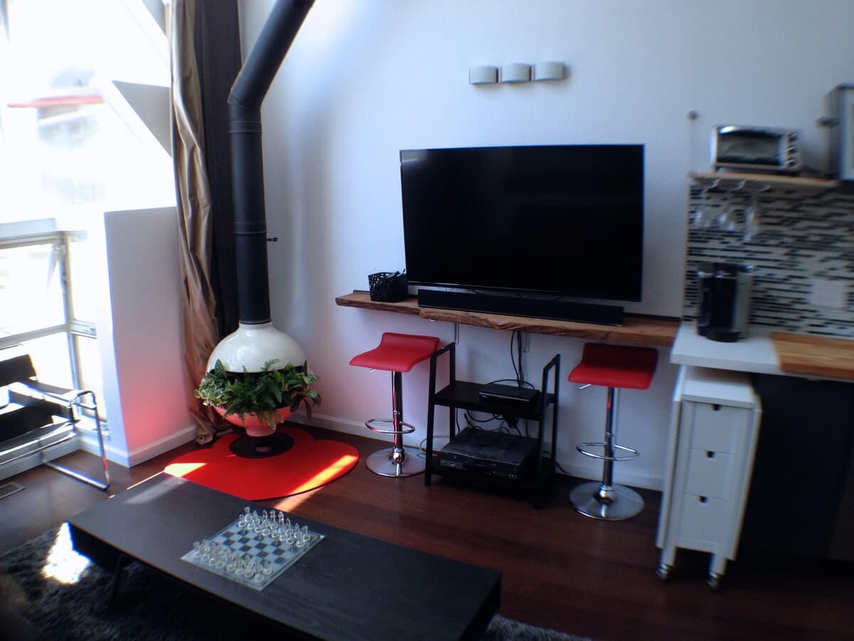 Architect's Bridge House, 2BR w/Fireplace - Photo 11
