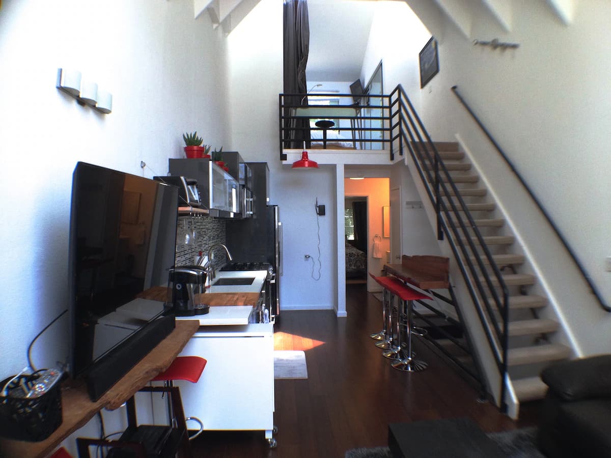 Architect's Bridge House, 2BR w/Fireplace - Photo 8