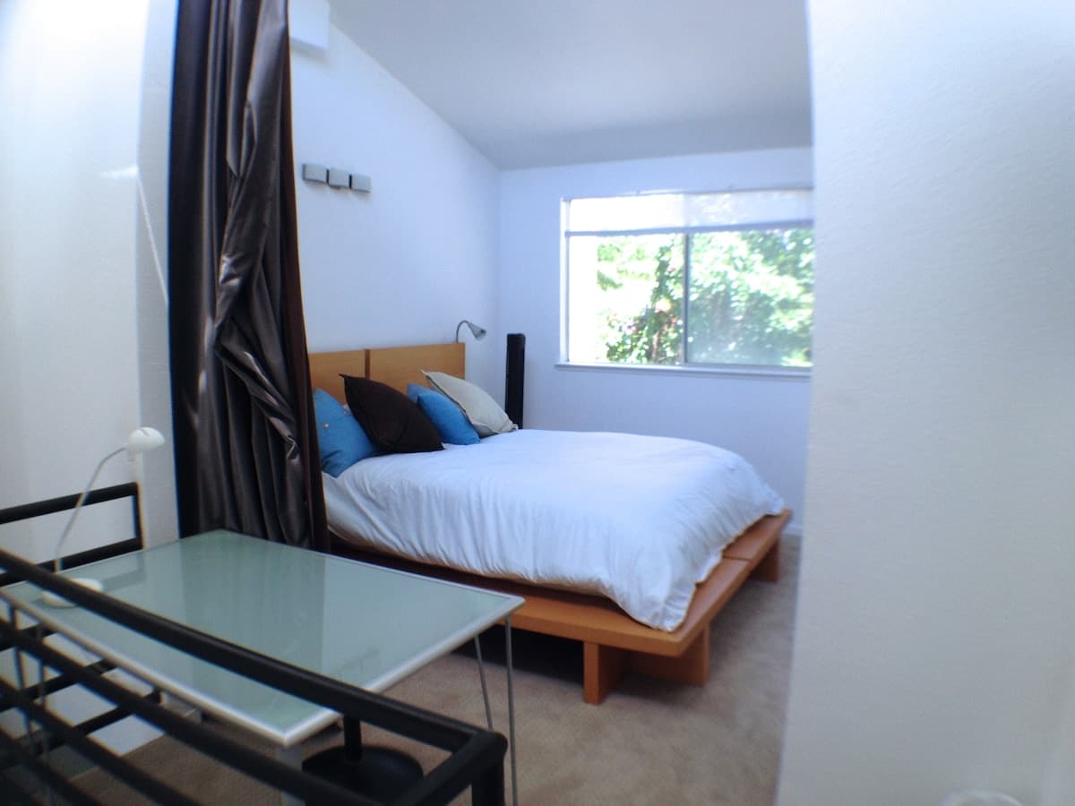 Architect's Bridge House, 2BR w/Fireplace - Photo 28