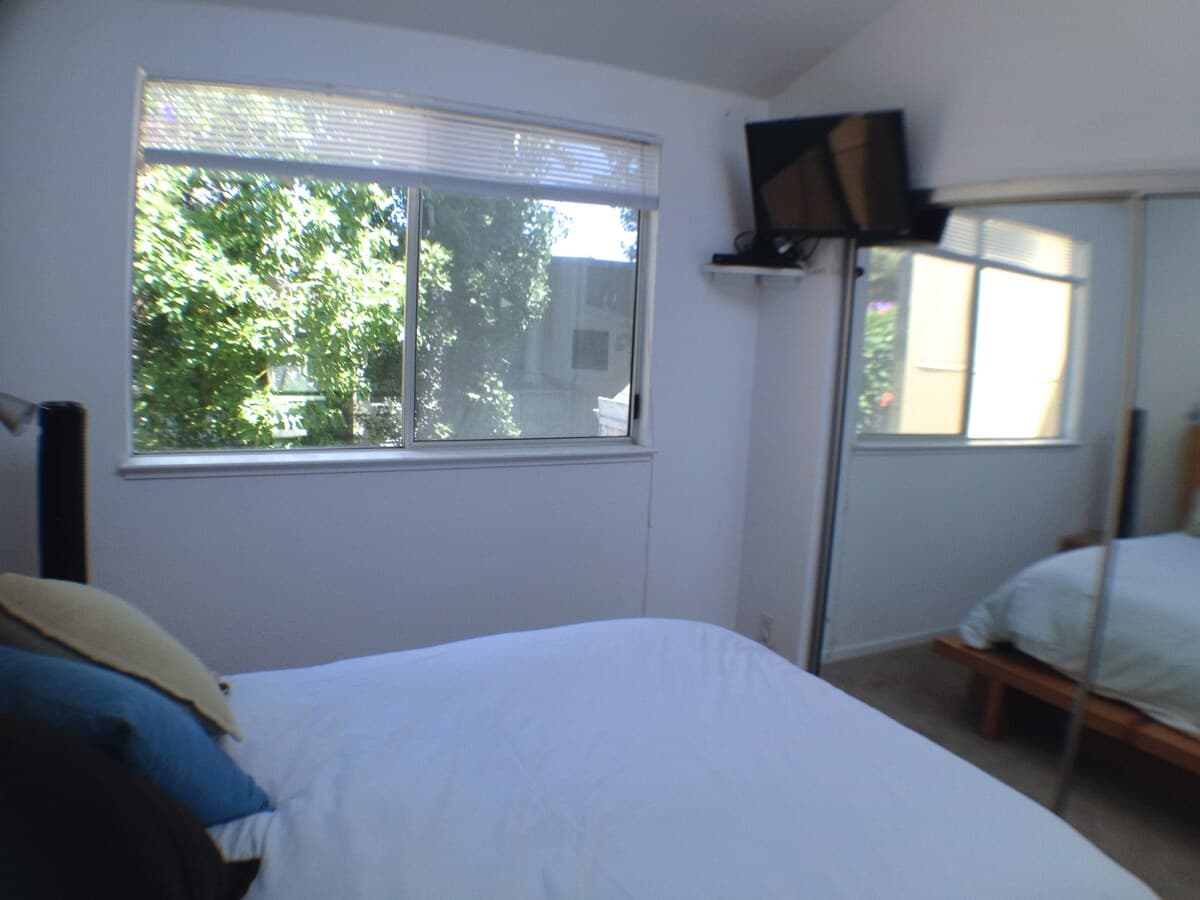 Architect's Bridge House, 2BR w/Fireplace - Photo 29