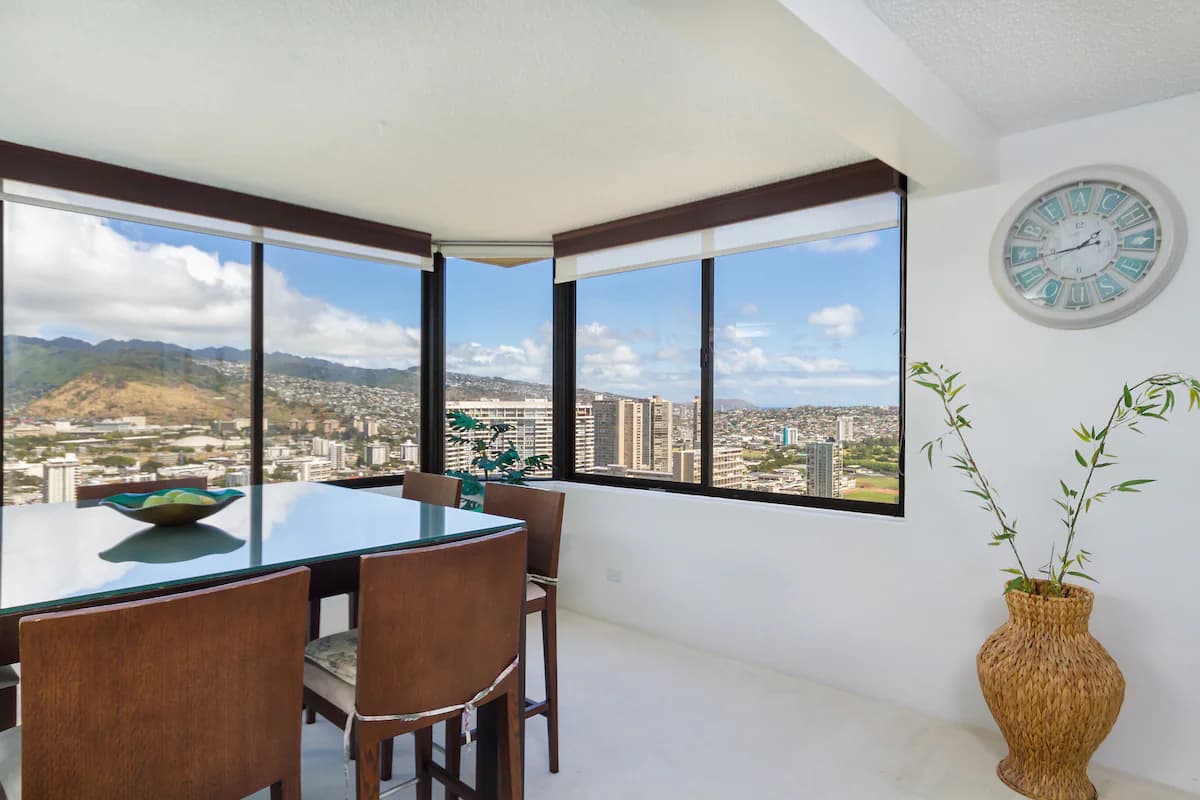 Condo in Honolulu · ★4.55 · 2 bedrooms · 4 beds · 2 private baths - Image 7