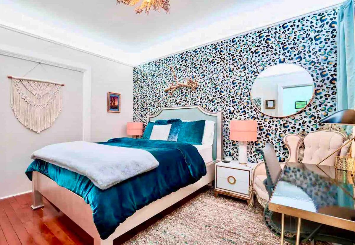 Victorian Oasis with Original Art & Chandeliers - Photo 24