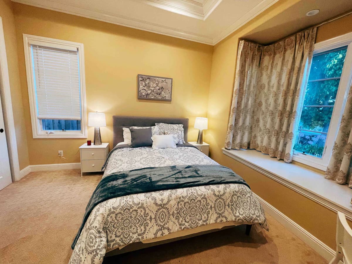 Home in Palo Alto · ★4.56 · 4 bedrooms · 4 beds · 2.5 baths - Image 24