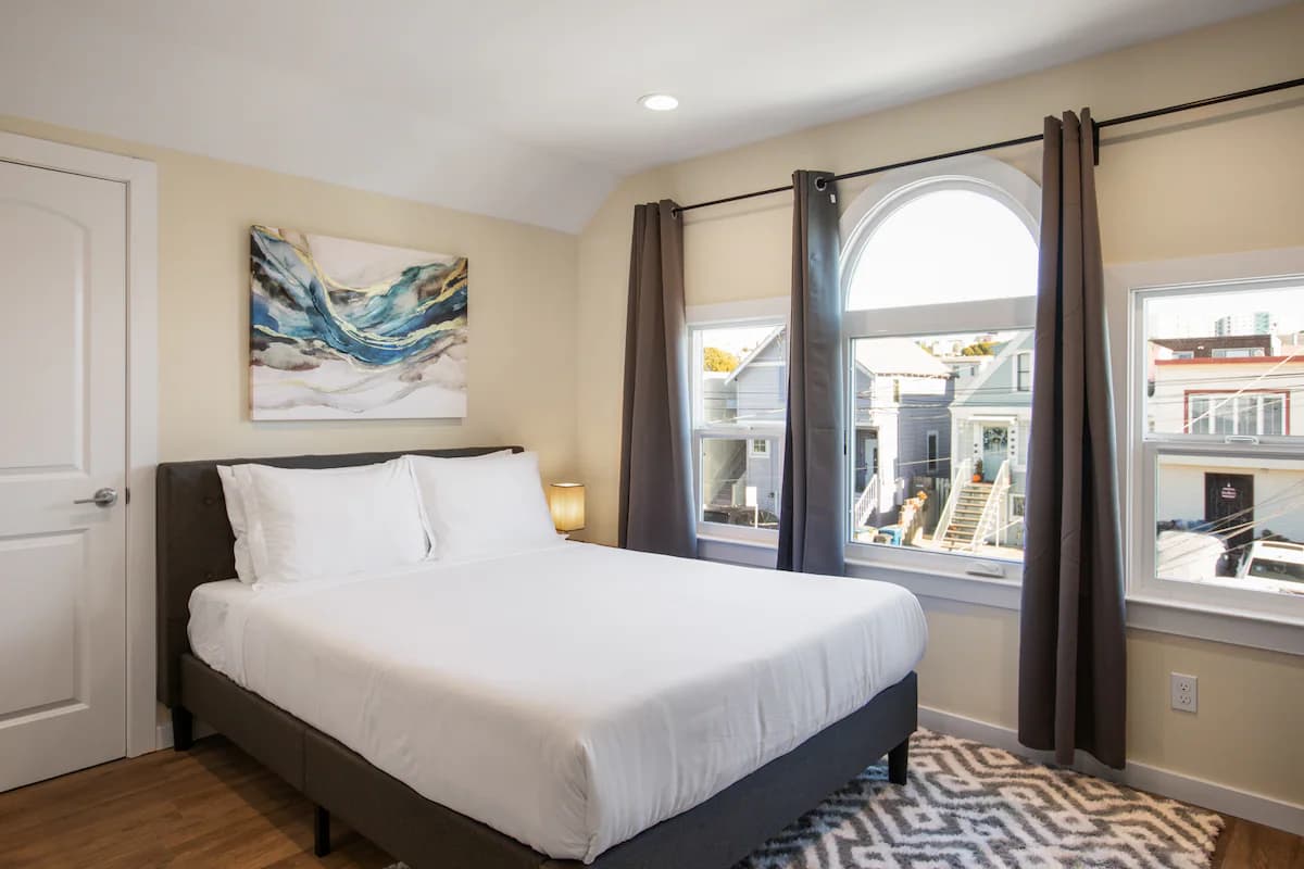 Home in Daly City · ★4.98 · 5 bedrooms · 7 beds · 5 baths - Image 17