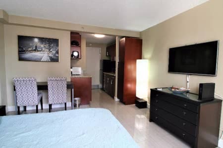 Condo in Honolulu · ★4.64 · Studio · 1 bed · 1 private bath - Photo 2