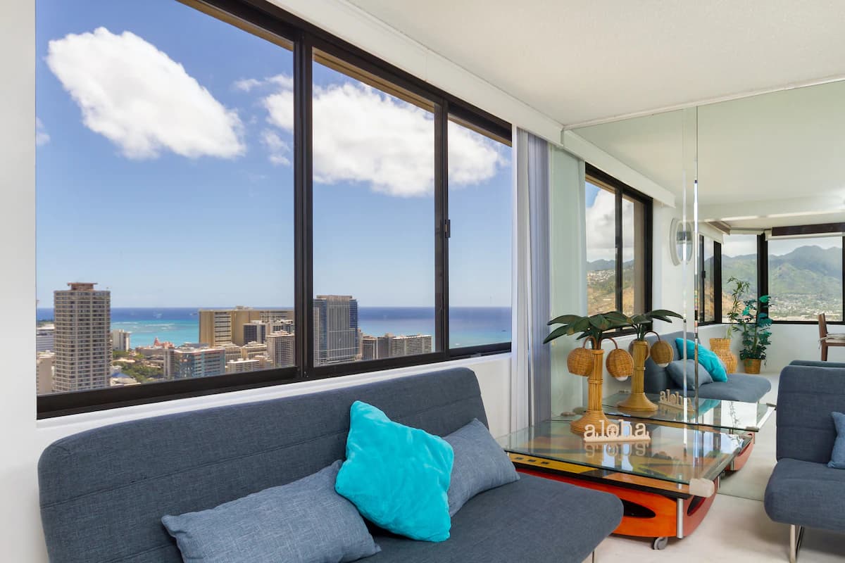 Condo in Honolulu · ★4.55 · 2 bedrooms · 4 beds · 2 private baths - Image 6