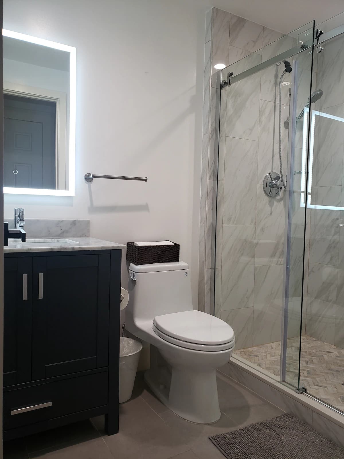 Cheerful 3Br2Ba • Sunny patio • Big Screen Movie - Photo 15