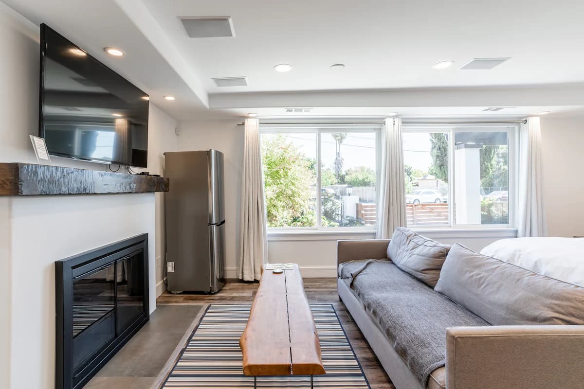 Home in East Palo Alto · ★4.86 · Studio · 1 bed · 1 bath - Image 6