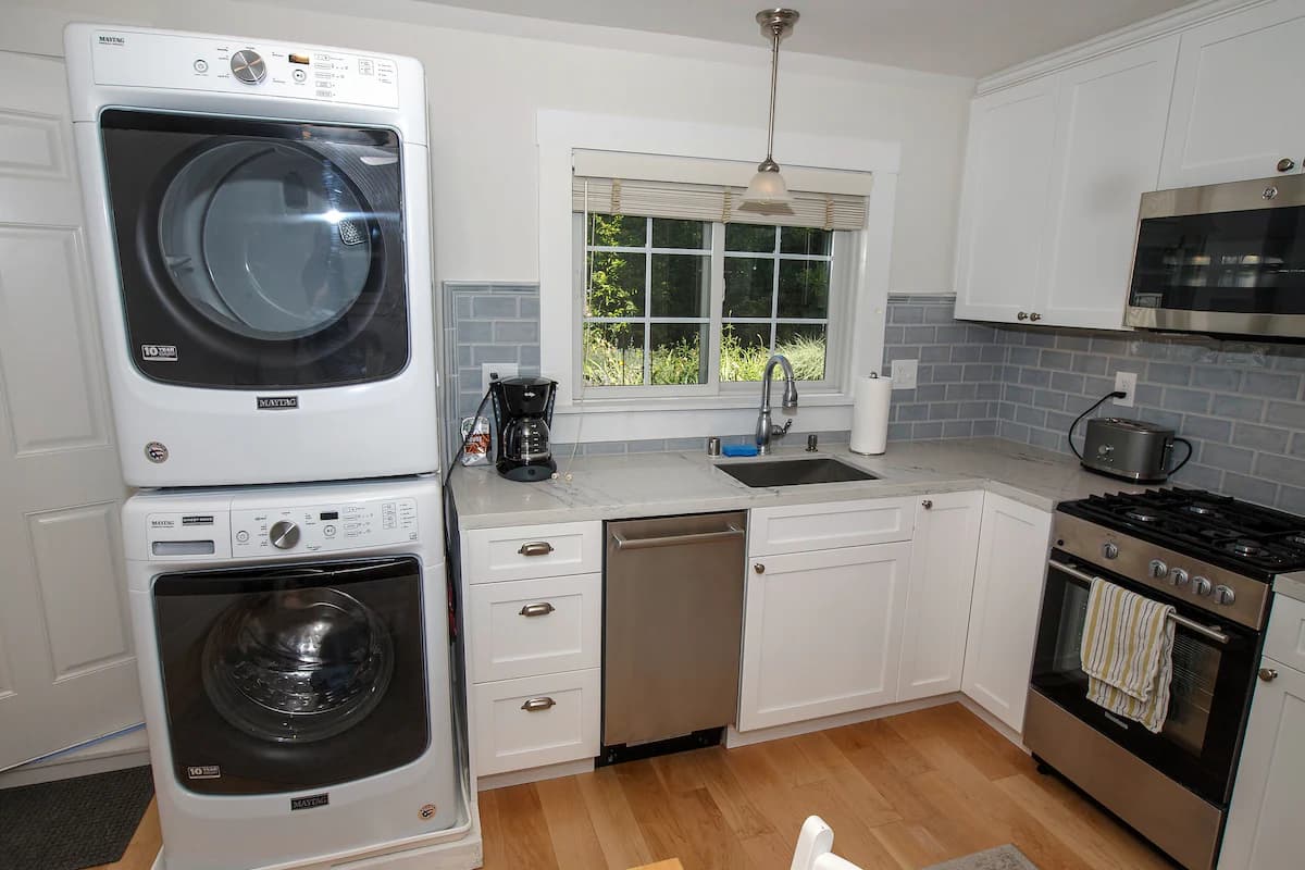 Guesthouse in Menlo Park · ★4.94 · 1 bedroom · 2 beds · 1 bath - Image 1