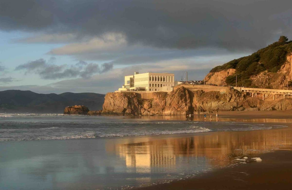 Villa in San Francisco · ★4.95 · 5 bedrooms · 6 beds · 3 baths - Image 73