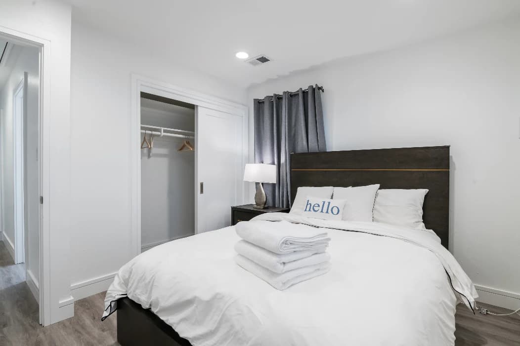 Home in East Palo Alto · ★4.94 · 4 bedrooms · 4 beds · 2.5 baths - Image 36