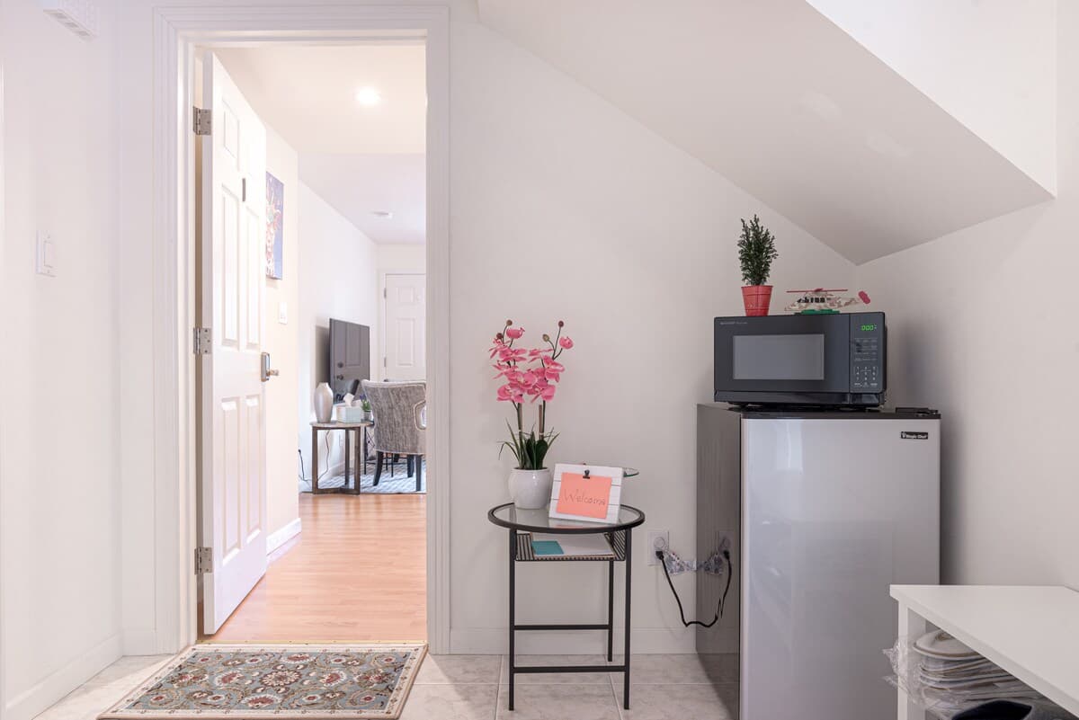 Relaxed 3B/2Ba Home with Private Parking - Photo 8