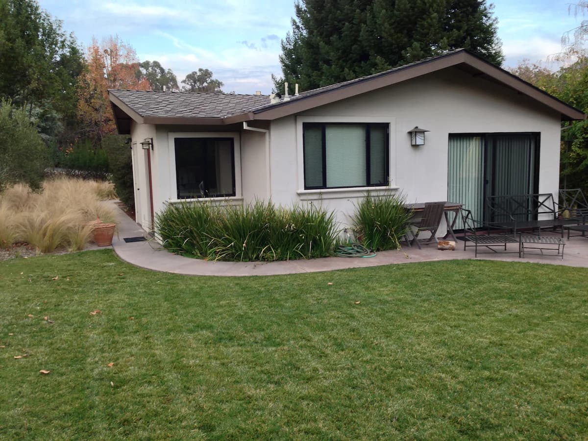 Home in Palo Alto · ★4.91 · 2 bedrooms · 2 beds · 1 bath - Image 1