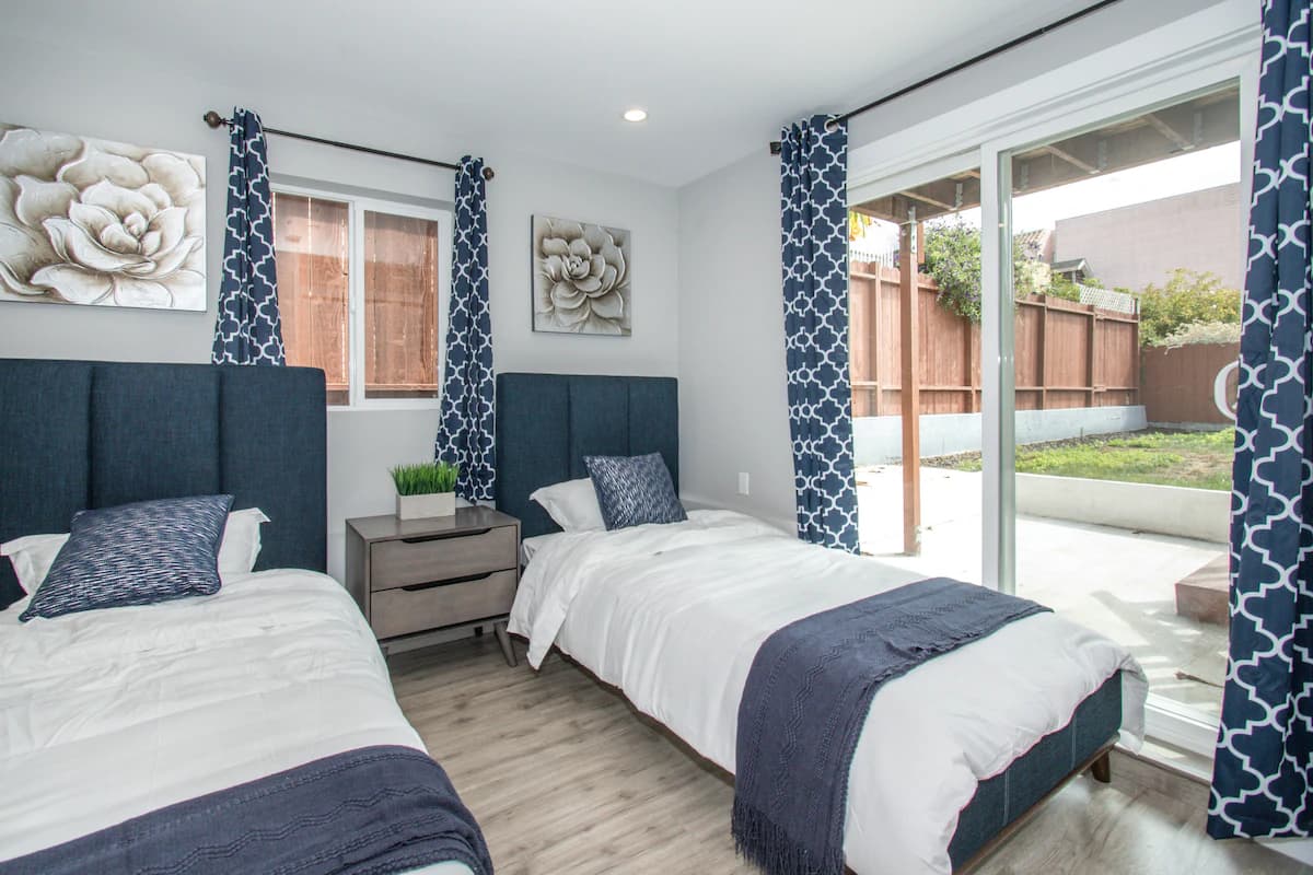 Home in Daly City · ★4.88 · 8 bedrooms · 16 beds · 5 baths - Image 16