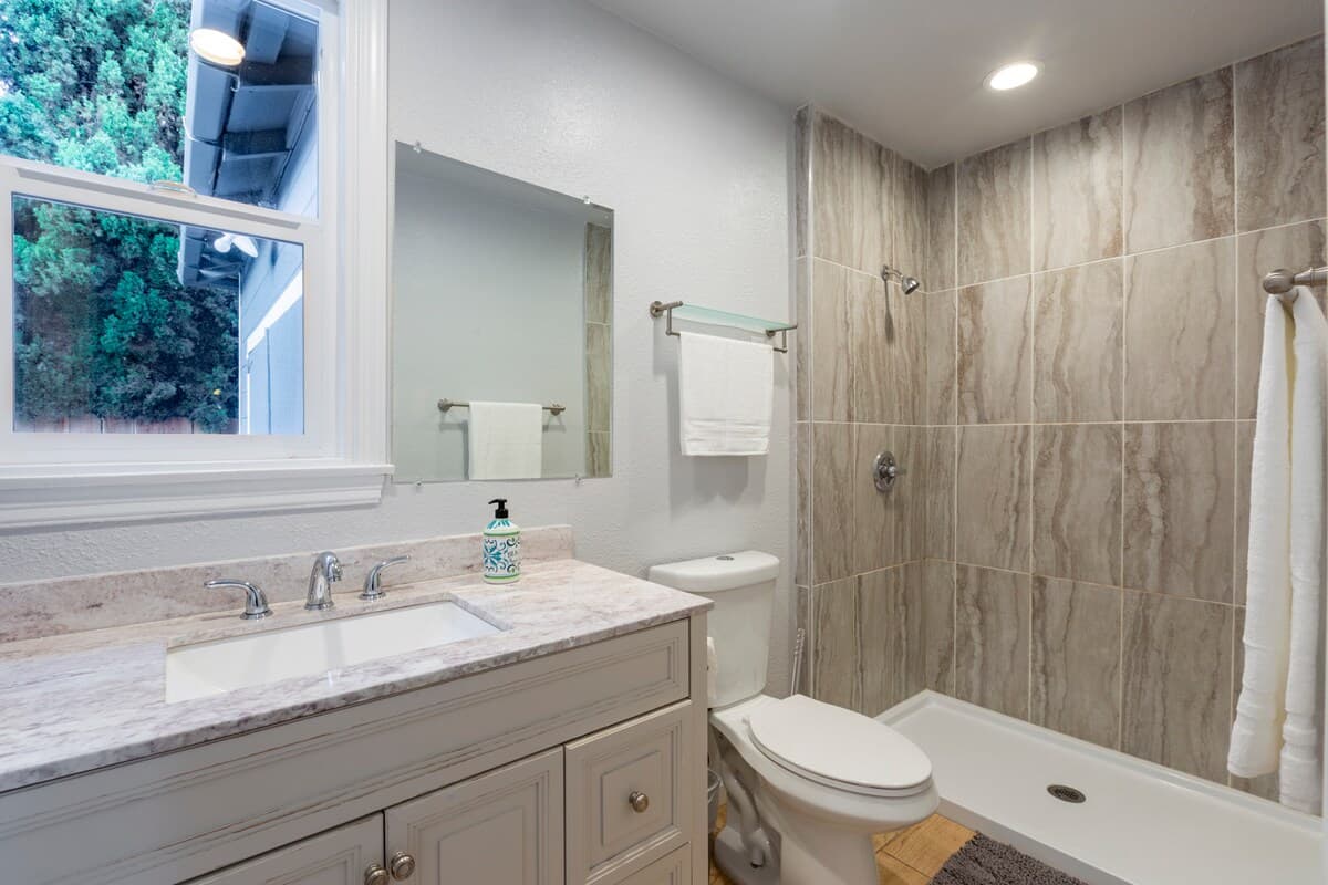 Home in Redwood City · ★4.6 · 3 bedrooms · 5 beds · 2 baths - Image 12