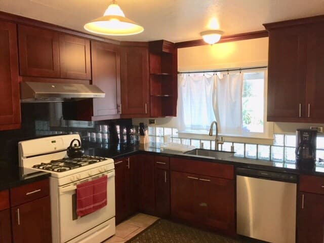 Home in Redwood City · ★4.85 · 3 bedrooms · 4 beds · 2 baths - Image 5