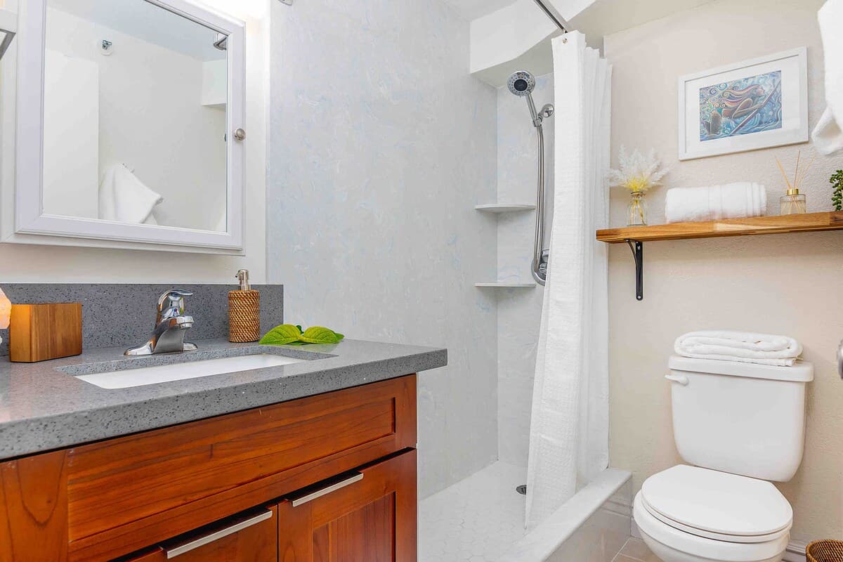 Condo in Honolulu · ★4.72 · Studio · 2 beds · 1 private bath - Image 17