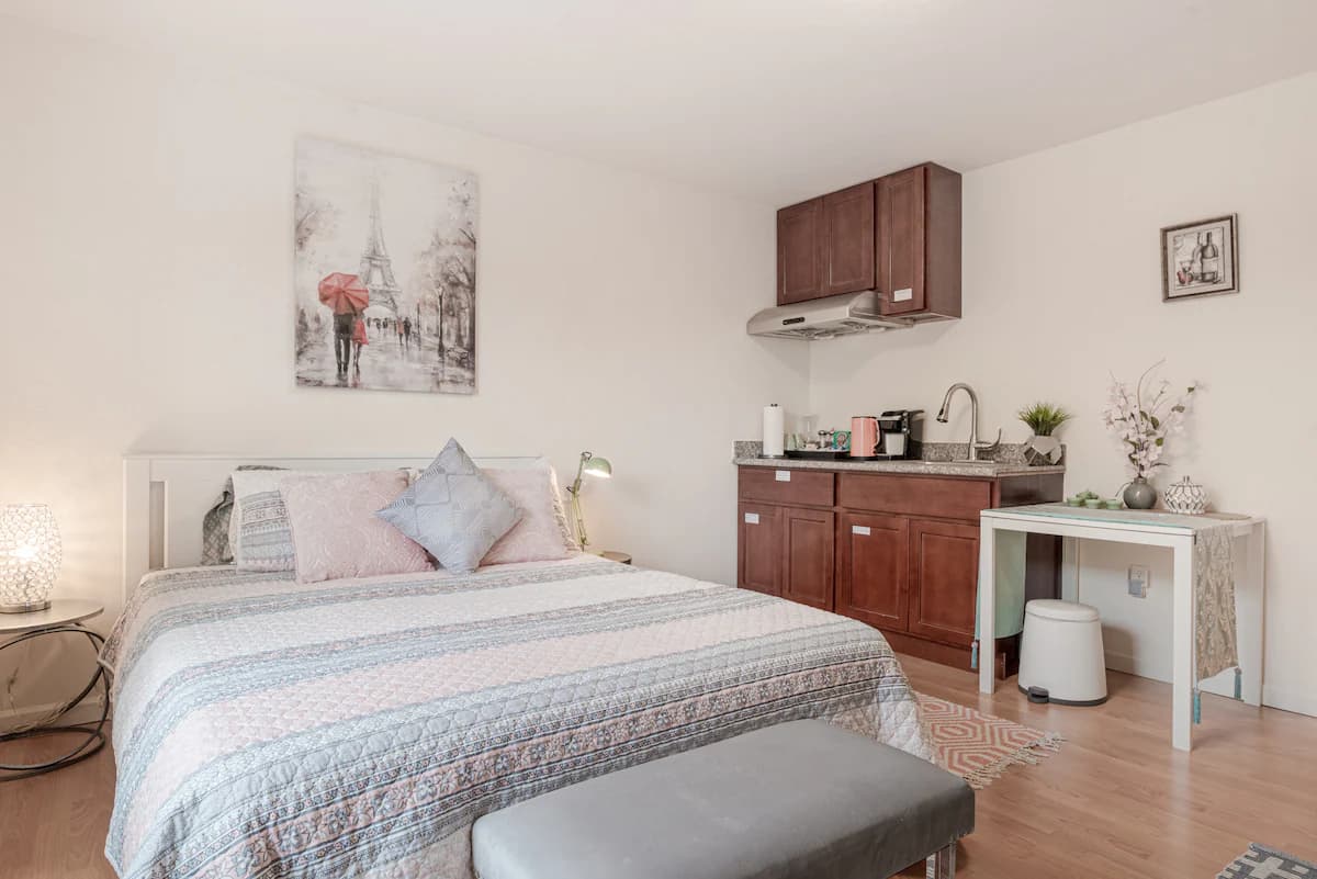 Relaxed 3B/2Ba Home with Private Parking - Photo 10