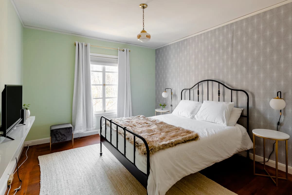 Noe Valley Victorian w/ Chef's Kitchen & Yard - Photo 17